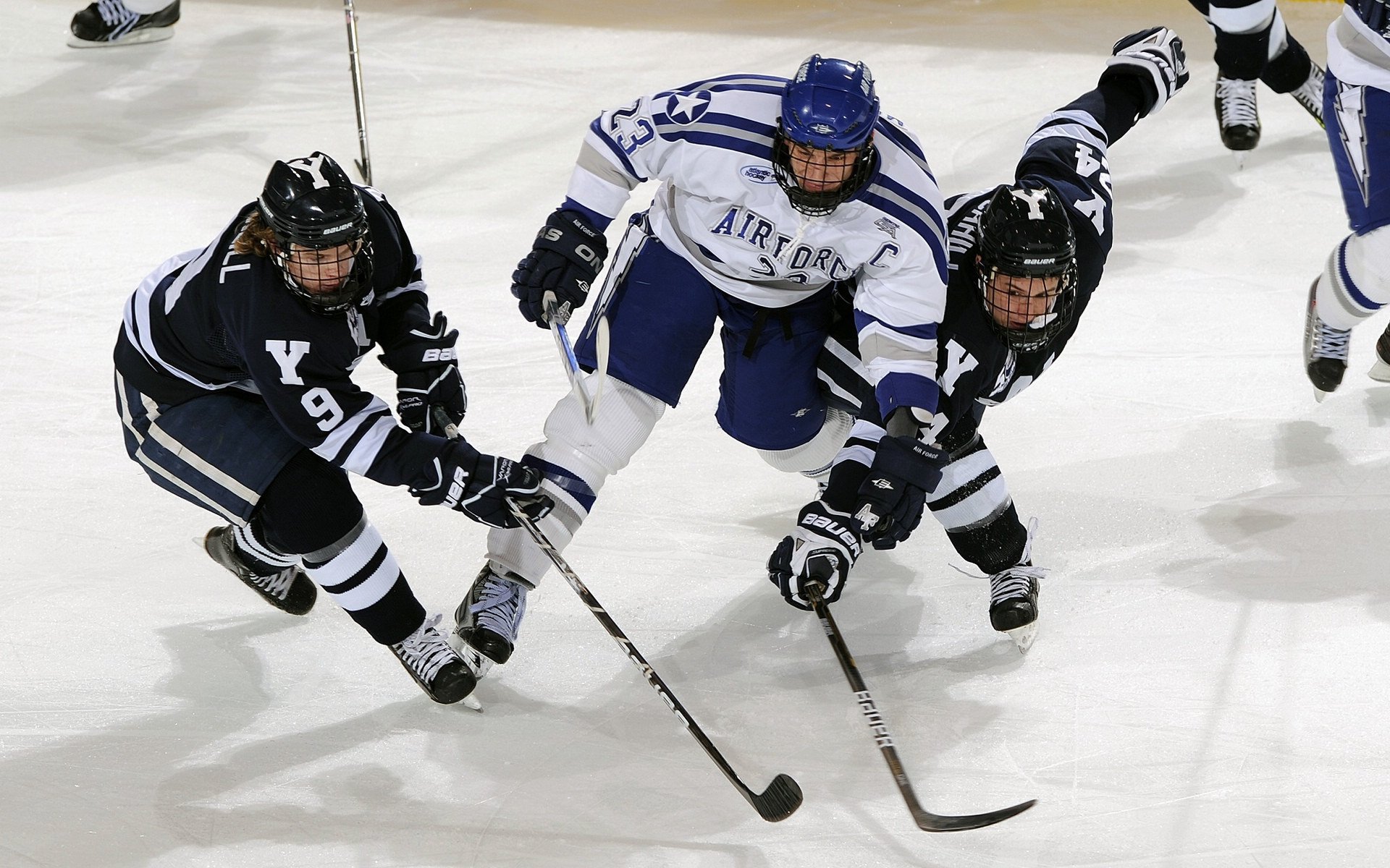 梅西第八次捧起金球奖 刷新历史纪录再创足坛传奇